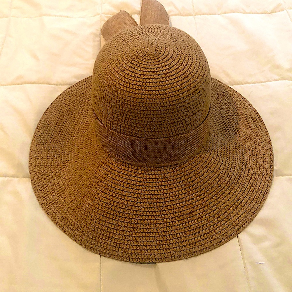 Sunhat with burlap bow